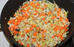 и еще 4-6 минут - с сельдереем, морковью и чесноком, посыпаем приправами и травами.