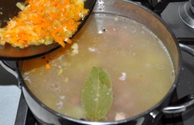 Через 5-6 минут после закладки картофеля добавляем в суп  заправку .