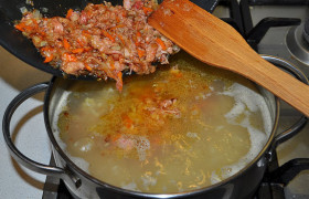 Ближе к окончанию варки супа перекладываем заправку супа из сковороды в кастрюлю. Довариваем, выключаем суп, когда картошка готова. 
