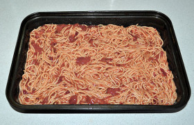 Паста сварилась – сливаем воду, остужаем спагетти. Соединяем макароны с печенью, добавляем по желанию зелень. Выкладываем в форму для запекания, промазанную маслом.