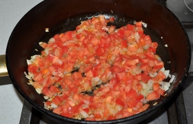 Добавляем помидоры, порезанные мелким кубиком. Тушим 8-10 минут, не накрывая, посыпаем солью и сахаром. Соуса маловато – вливаем немного кипятка.