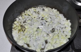 Параллельно готовим соус. Мелко нарезаем луковицу, на среднем огне разогреваем растительное масло, добавляем топленое. Пассеруем лук 9-10 минут.