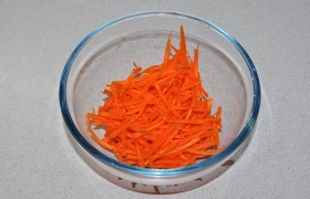 Натираем в миску очищенные моркови.