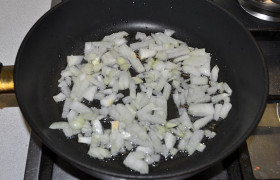 Сковороду раскаляем с маслом. Кладем лук и, помешивая, за 4-5 минут доводим до мягкости. Еще пару минут обжариваем вместе с морковью.