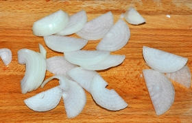 Тонкими половинками колец нарезаем луковицу.