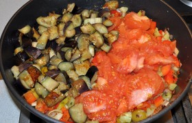 Выкладываем к овощам помидоры и баклажаны, проверяем на соль, тушим все вместе 5-7 минут. Капоната готова, выключаем, даем постоять под крышкой несколько минут.