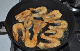 Для чего перед тем, как положить рыбу, немного снижаем огонь и на нем обжариваем рыбные стейки по 3-5 минут, до аппетитного румянца и полной готовности.
