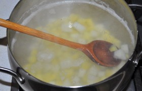 Быстренько нарезаем очищенную картошку, кладем в кастрюлю – пусть варится потихоньку. Не забываем положить и кубик бульона.