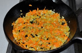 Натираем и добавляем морковь, помешиваем еще 3-4 минуты.