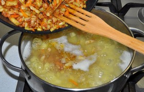 Заправку для супа перекладываем из сковороды в кастрюлю, довариваем суп 4-5 минут в закрытой кастрюле на небольшом огне.
