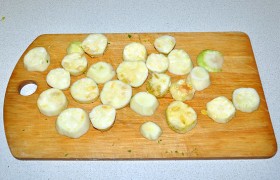 Вырезанные кругляши молодого кабачка выбрасывать жалко, можно обжарить и подать как гарнир к основному блюду, использовать в овощном рагу.