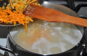 Через 4-5 минут после картофеля добавляем в суп  заправку , продолжаем варить.