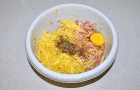 Перекладываем в фарш картофель, добавляем рубленую петрушку, яйцо, приправляем.