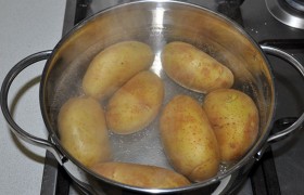 Картофель ставим варить в мундире,  варим  не до полной готовности, охлаждаем.