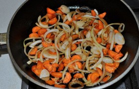 А на сковороде начинаем  пассеровать , добавив масла и разогрев его (но это уже на среднем огне), нашинкованные морковь, сельдерей и лук. Помешиваем, одновременно подготавливая другие ингредиенты. 