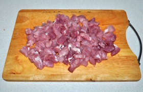 Мясо (у нас кусок свиного окорока) после промывания и качественного обсушивания нарезаем небольшими кусочками по 20-25 мм.