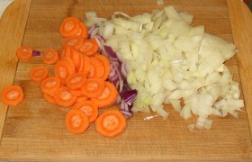 Очищенные лук, морковь, сельдерей нарезаем мелко, хотя морковь - как хочется. 