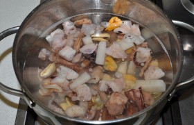 Поставив варить рис и яйца, занимаемся коктейлем. Заливаем его кипятком и после закипания варим 3-5 минут. Сливаем воду, даем остыть, как и остальным ингредиентам после варки.