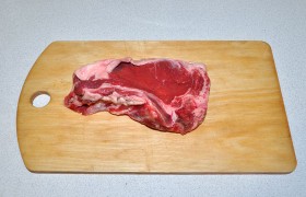 Вот из этого куска под названием «тонкий край» мы делаем сегодня отбивные (из такого мяса готовят один из видов стейка). Промываем его, очень хорошо обсушиваем, отделяем кость от мяса.