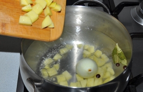 Занимаемся чисткой овощей, пока греется вода в кастрюле. Закипело – кладем кубики картофеля, делаем  луковицу клутэ  (т. е. в очищенную луковицу втыкаем гвоздички) и тоже кладем в кипяток. Бросаем перец.
