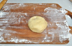 А мы пока заводим тесто на лапшу. Разбиваем яйцо, взбалтываем вилкой вместе с водой и небольшим количеством соли и начинаем подсыпать муку. Замешиваем крутое – тугое - тесто. Шарик теста накрываем влажной салфеткой на 20 минут.