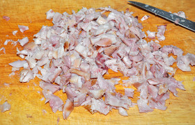 С курицы снимаем кожу, отделяем мясо от костей и нарезаем, как обычно для салата.
