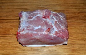 От куска свиной корейки с небольшим слоем сала отрезаем нужное нам количество ломтей мяса толщиной не менее 2 см.