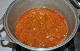 Кладем томатную пасту, сладкую паприку, сахар, нарезанную морковку, вливаем воды для соуса, даем вскипеть.