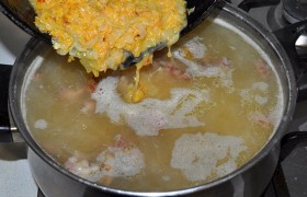 Перекладываем заправку со сковороды в кастрюлю с супом.