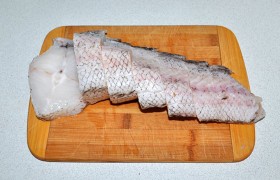 Тушку промываем и обсушиваем, нарезаем стейками толщиной около 2 см. Слегка посыпаем солью с обеих сторон и кладем на блюдо – соль вытягивает жидкость, а ее в рыбке многовато. Оставляем на 15-20 минут.