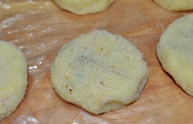 Картофельные котлеты панируем в сухарях (или муке).