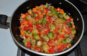 С печенью мы пока закончили, а вот в сковородку с овощами добавляем брюссельскую капусту, кладем Прованские травы, соль, перец, перемешиваем, оставляем на том же огне еще на 10 минут. Затем засыпаем помидоры, зеленый горошек. А еще через 4-5 минут – вливаем смешанный в мисочке состав для соуса.