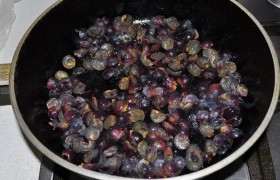 Виноград, с которого мы уже сняли ягоды, разрезали надвое, удалили косточки (если они есть), засыпаем в сковороду с разогретым маслом и 2-3 минуты  пассеруем , помешивая.