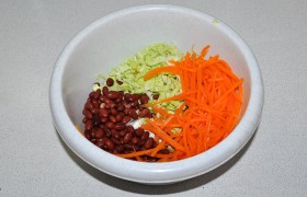 Вынимаем и остужаем морковь, кладем в миску, добавляем фасоль и тонко шинкованную пекинскую капусту, петрушку, перемешиваем.