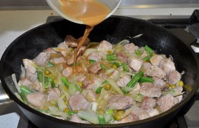 Подготовленный соус выливаем в сковороду, одновременно быстро размешивая. Получается густой соус, кстати, слишком густой лучше развести немного (70-100 мл) кипятком. 