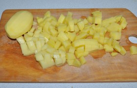 Картофель нарезаем кубиком, отправляем в бульон. Солим, добавляем перец-горошек (черный или душистый), лавровый лист.