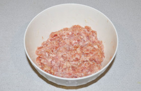 Куски куриного мяса (с окорочков, филе) измельчаем в мясорубке.