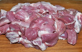 Кусок мяса промываем, поверхность обсушиваем. Нарезаем кусочками помельче, чем для обычного шашлыка. 