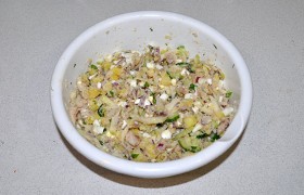Заправляем салат 2-3 ст. ложками растительного масла, смешанного с чайной ложкой горчицы (не самой ядреной) или майонезом. Перекладываем в салатник.