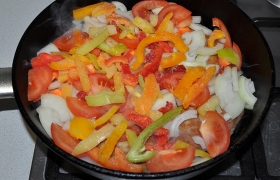 Очищенные овощи (перец, лук, морковь, помидор) нарезаем и засыпаем котлеты, немного солим и перчим.