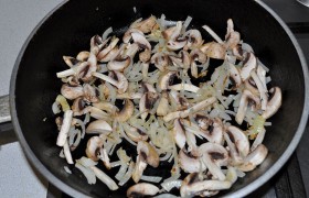 Просторную сковороду, только смазанную растительным маслом, разогреваем на среднем огне. Мы будем не столько жарить, сколько подпекать грибы и овощи. Сначала 3-4 минуты помешиваем лук, затем пару-тройку минут – вместе с грибами.