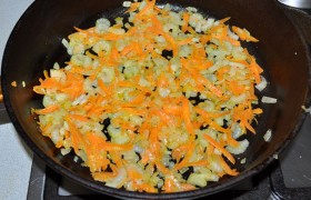 Для  заправки  (зажарки) мелко рубим лук, морковь, сельдерей. Отправляем в разогретое на сковороде масло и на среднем огне  пассеруем  овощи, не забывая помешивать, 10-12 минут. 