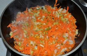На сковороде с небольшим количеством масла  пассеруем  9-10 минут  нашинкованный лук и натертую морковь. 