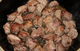Промытое мясо обсушмваем, нарезаем брусочками примерно 2х4 см. На раскаленной сковороде с маслом обжариваем мясо до корочки.  Для этого лучше жарить мясо в 2-3 приема, т.е. класть на сковороду столько, чтобы мясо лежало в один неплотный слой.