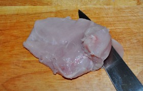 Подрезав начало пленки снизу, острым ножом отделяем ее – так, как делаем это, когда срезаем кожу с рыбного филе.