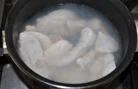Отвариваем куриное мясо. Тут еще проще: кладем небольшие кусочки кусочки в кипяток, солим, отвариваем 3-4 минуты и оставляем в накрытой кастрюле до остывания. Мясо окорочков варим дольше.