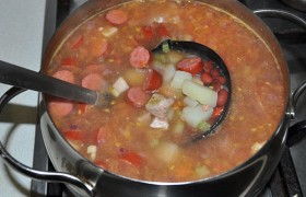 Через 5 минут слабого кипения под крышкой пробуем на соль, добавляем перец (если хочется), зелень, выключаем и даем супу настояться минут 10-12.