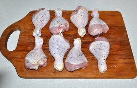Ножки или другие части курицы промываем и стараемся получше обсушить – впереди жарка. Натираем солью и перцем. На ножках очень просто спускается к нижнему суставу кожа – натираем и внутри, поднимаем.