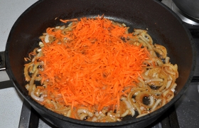 Спустя 4-5 минут добавляем морковь, жарим еще 3-4 минуты.