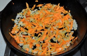 Готовим заправку: шинкуем мелко лук, трем морковь, разогреваем масло и на среднем огне  пассеруем  6-7 минут, время от времени помешиваем. 